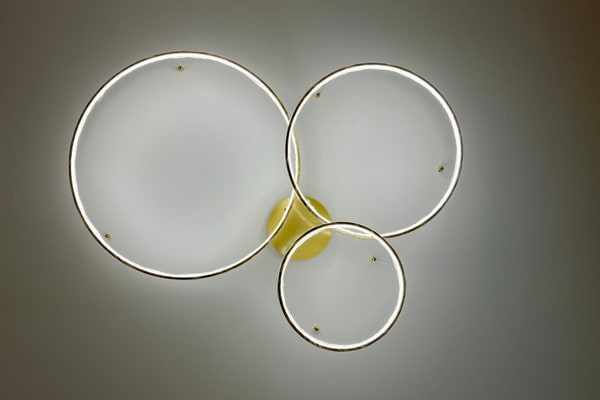 Montaż lampy sufitowej, plafonu i lampy wiszącej