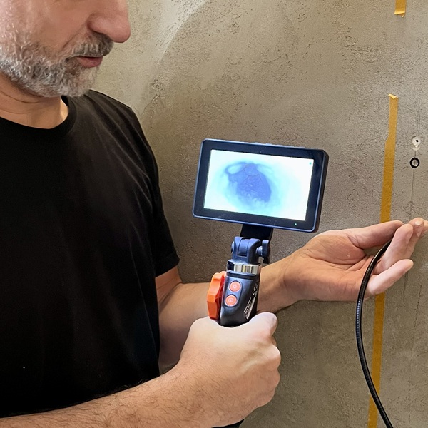 Naprawa przewierconego kabla w ścianie - realizacja TOP INSTALL