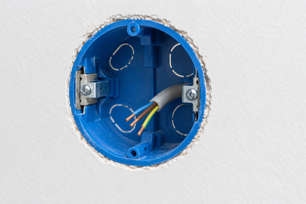 Montaż puszek elektrycznych w karton-gipsie