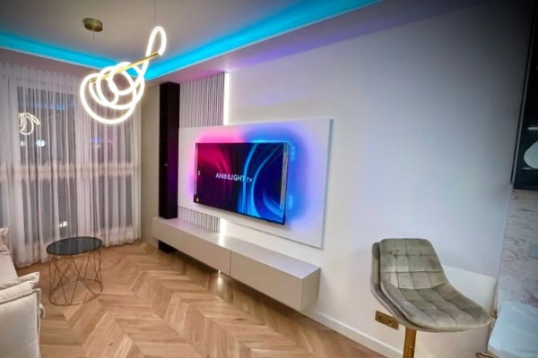 Montaż telewizora 85 cali na ścianie