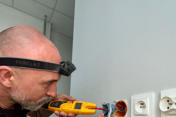Ponowne mocowanie luźnej puszki elektrycznej