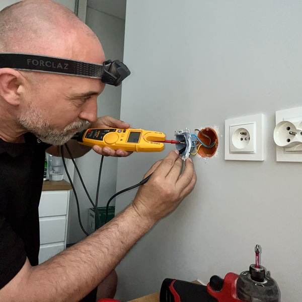 Precyzyjny montaż gniazdek - realizacja TOP INSTALL 3