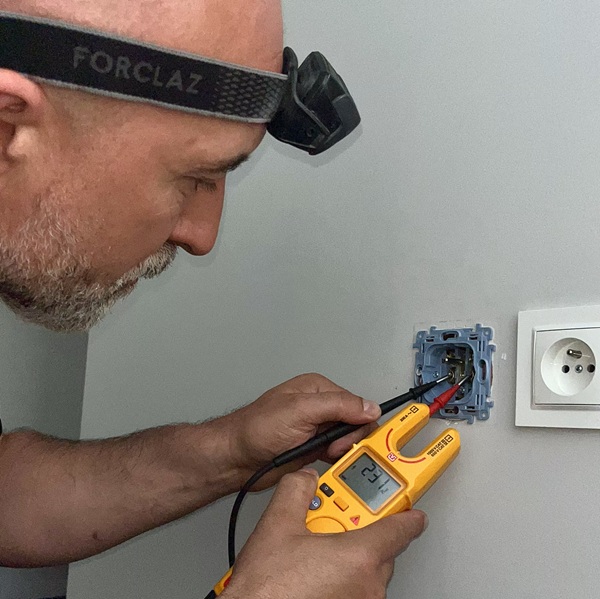 Montaż osprzętu elektrycznego - realizacja TOP INSTALL 2