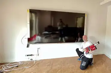 Telewizor zamontowany na ścianie w salonie
