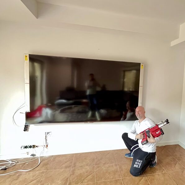 Montaż telewizora na ścianie - realizacja TOP INSTALL